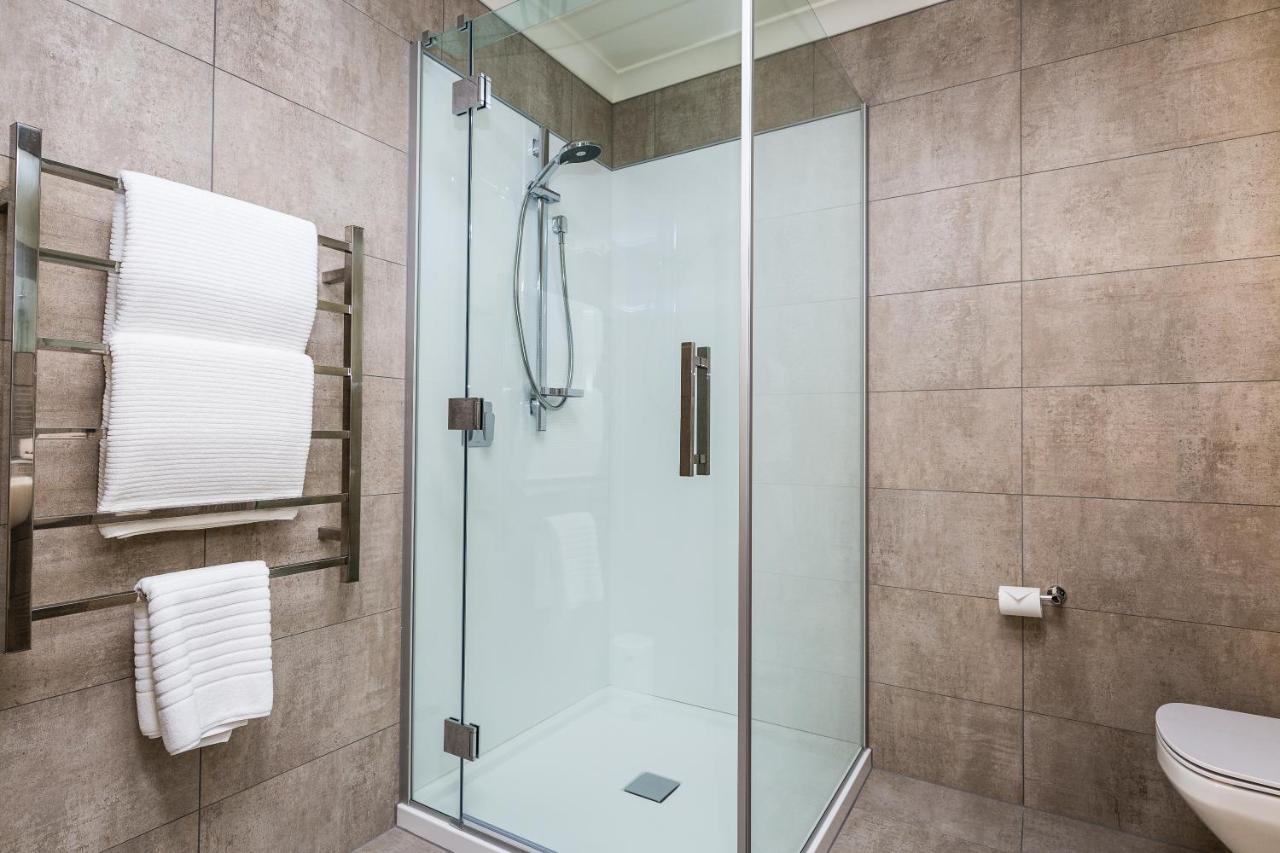 Pebble Beach Motor Inn Napier Luaran gambar A shower cubicle