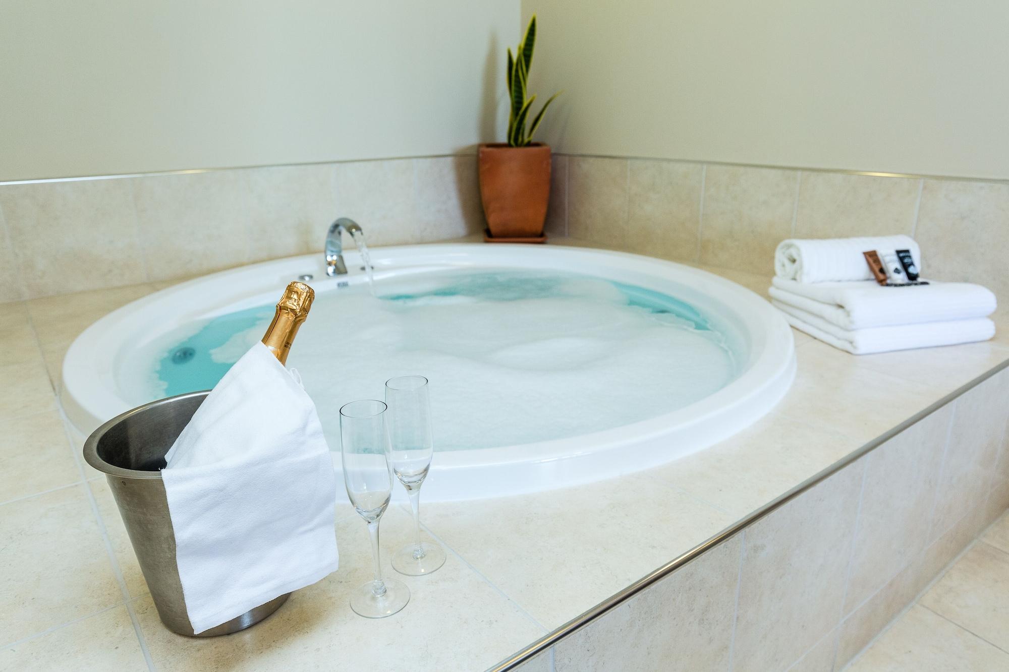 Pebble Beach Motor Inn Napier Luaran gambar A whirlpool bathtub