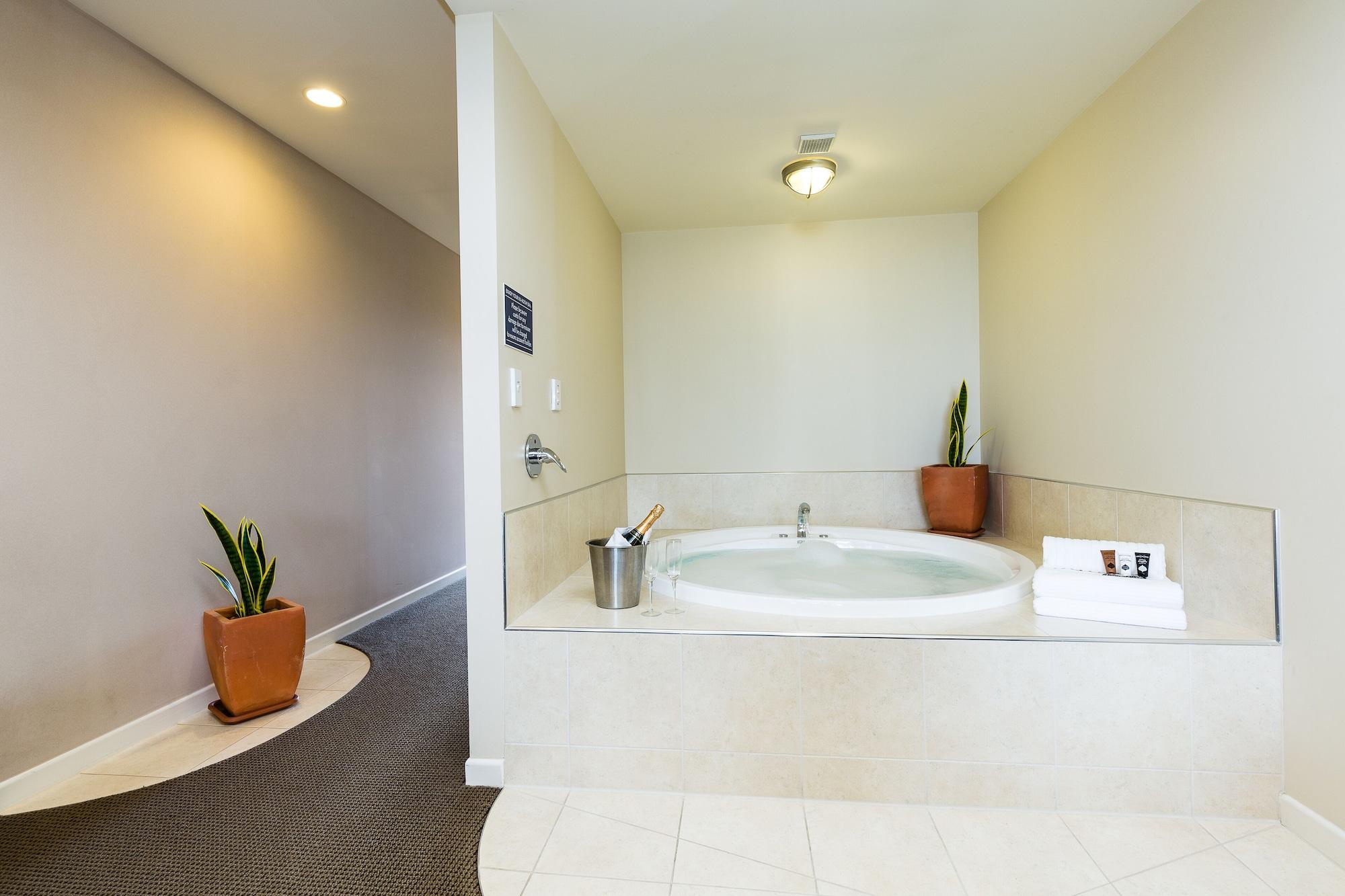 Pebble Beach Motor Inn Napier Luaran gambar A modern bathtub