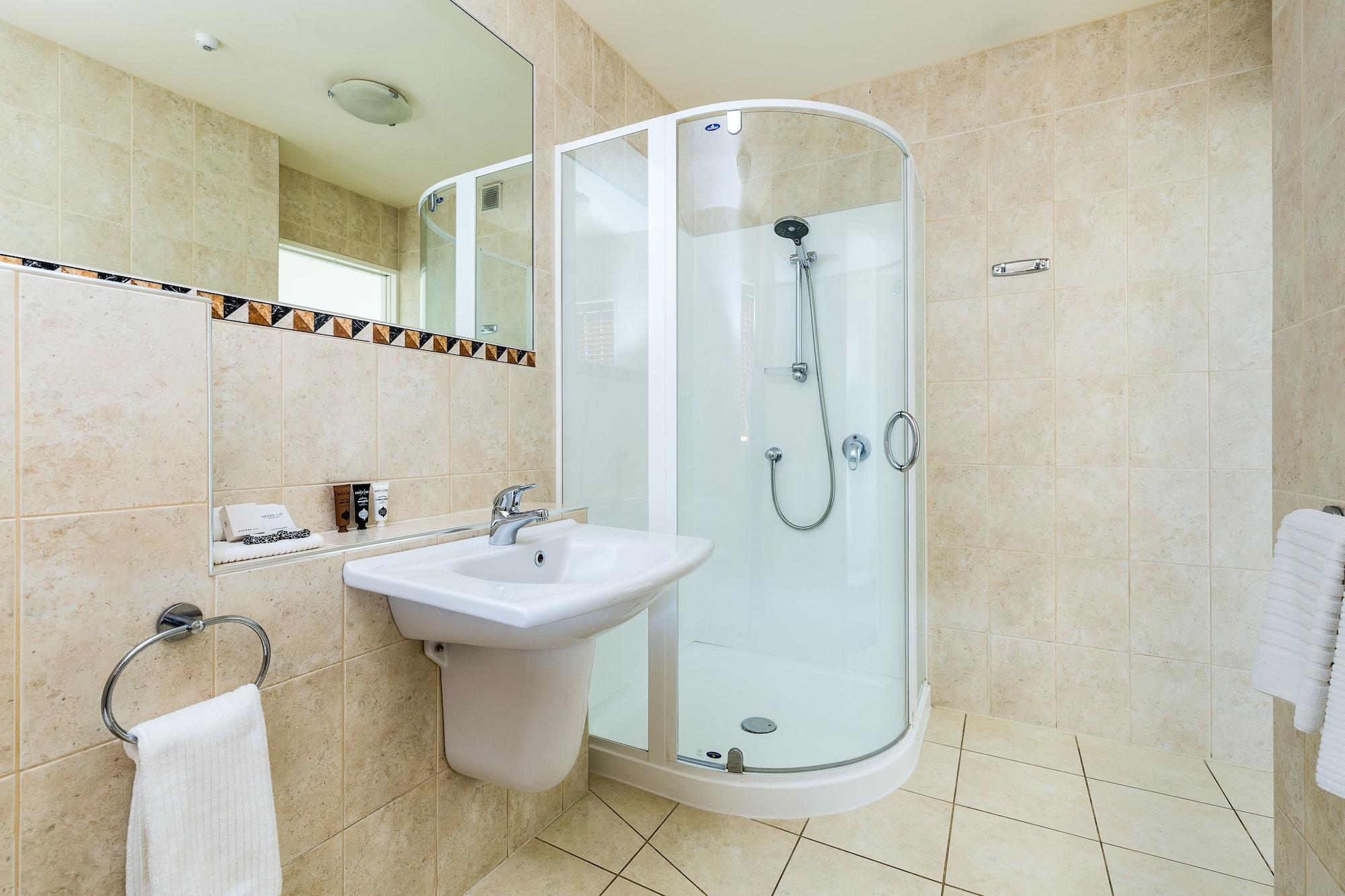 Pebble Beach Motor Inn Napier Luaran gambar A shower cubicle