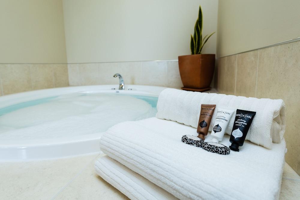 Pebble Beach Motor Inn Napier Luaran gambar A bathtub with towels and toiletries