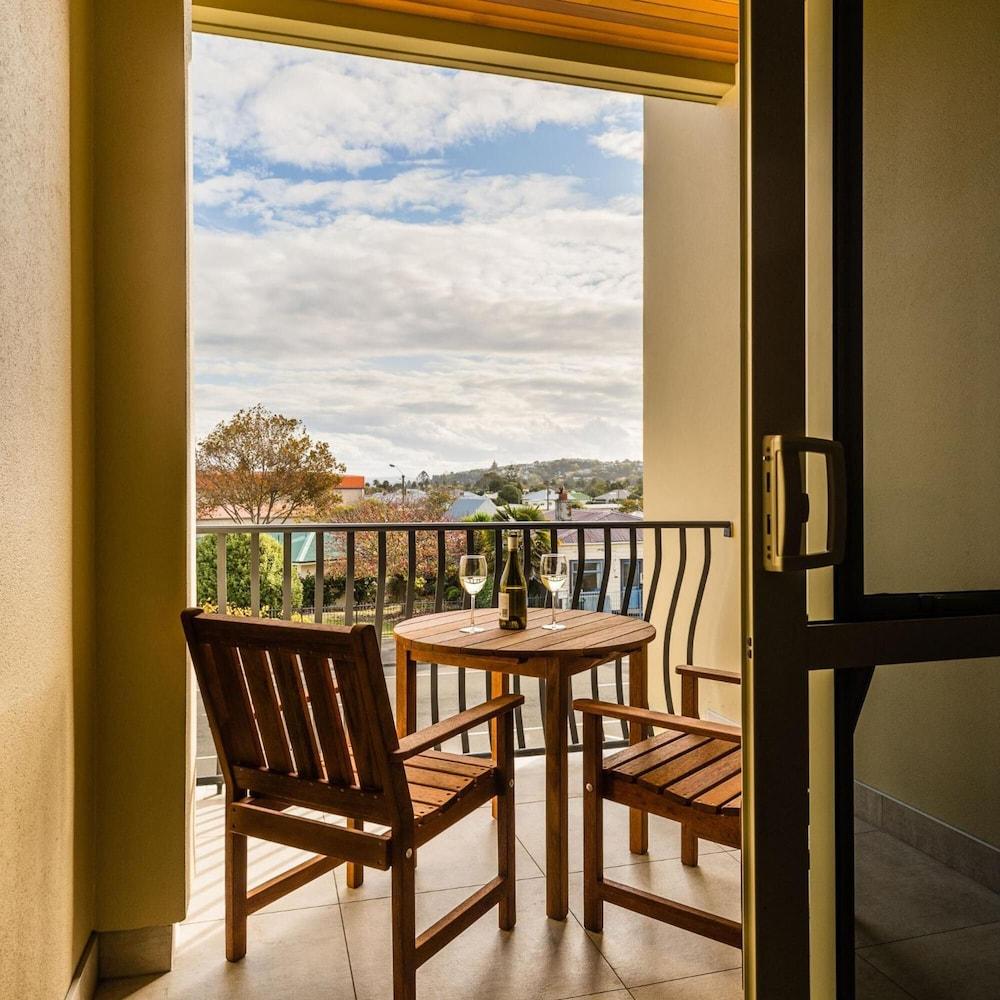 Pebble Beach Motor Inn Napier Luaran gambar A balcony at the hotel