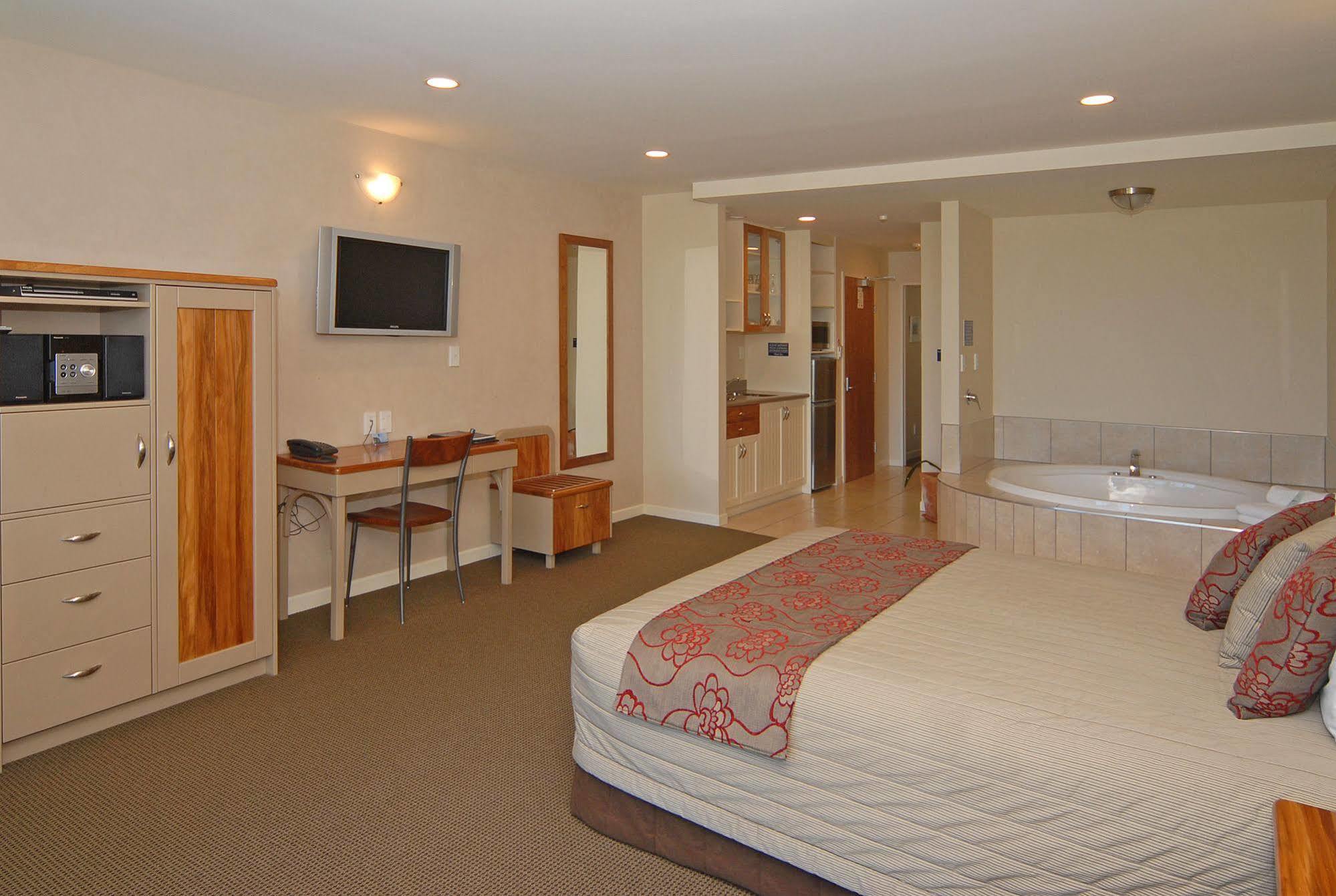 Pebble Beach Motor Inn Napier Luaran gambar A typical studio apartment