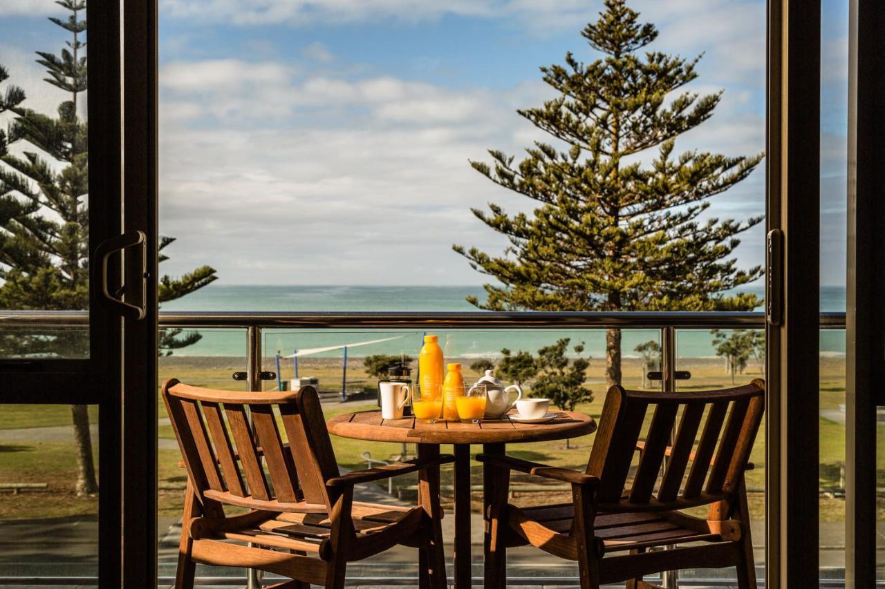 Pebble Beach Motor Inn Napier Luaran gambar A view of the beach from a suite at the Bay of Plenty Hotel