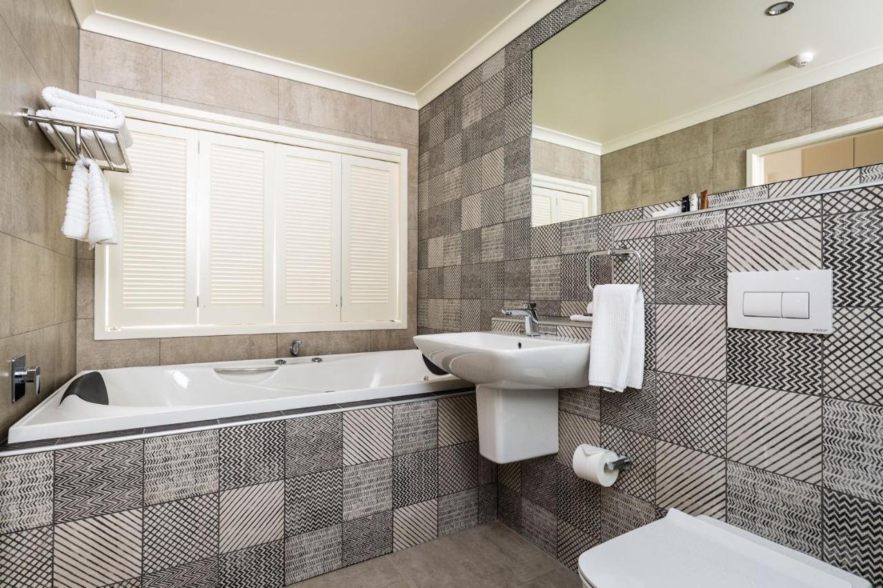 Pebble Beach Motor Inn Napier Luaran gambar Bathroom